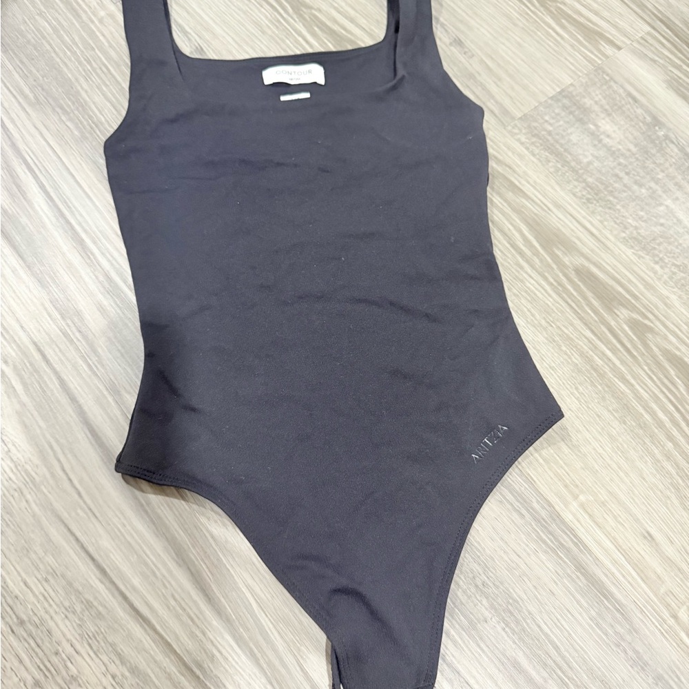 Aritzia Contour Black Top